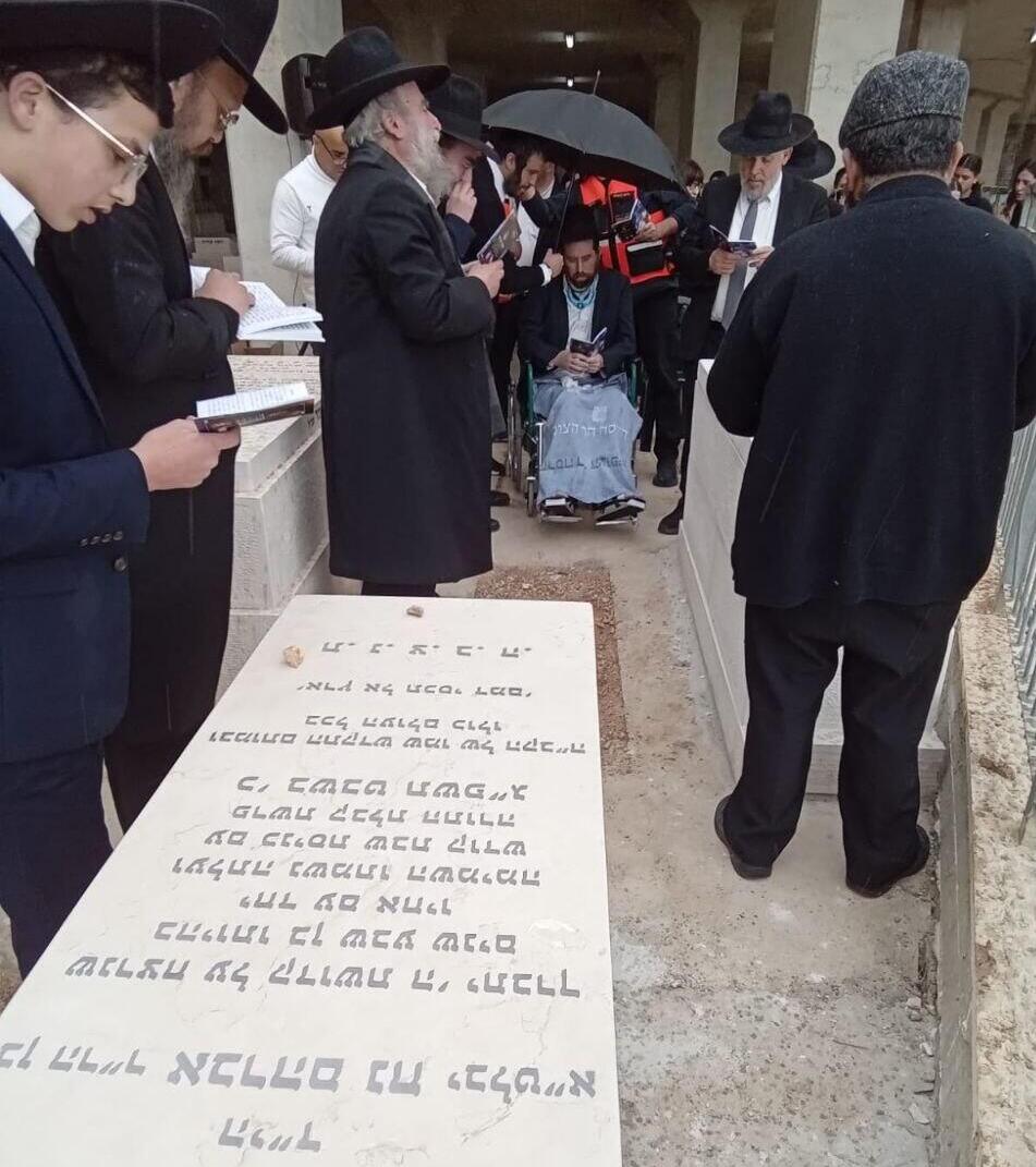 "עשו קידוש השם גדול בלכתם". אברהם פאלי ליד קברם של ילדיו, היום (באדיבות המשפחה) אברהם פלאי אביהם של אושר אושי ויעקב פלאי הגיע לקברם לראשונה לאחר ששוחרר מבית החולים