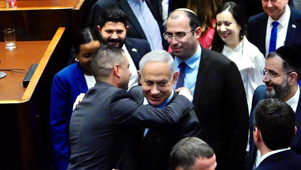 Netanyahu comemora a aprovação do projeto de lei na primeira de três votações (Foto: The Knesset Channel) Plenário do Knesset