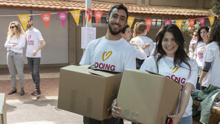 עושים טוב לקראת פסח. כ 300 מתנדבים הגיעו  לבית ספר מקס פיין בתל-אביב וארזו חבילות מזון לחג לנזקקים