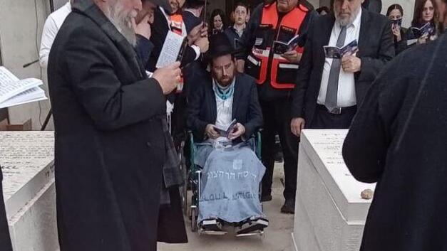 אברהם פלאי אביהם של אושר אושי ויעקב פלאי הגיע לקברם לראשונה לאחר ששוחרר מבית החולים