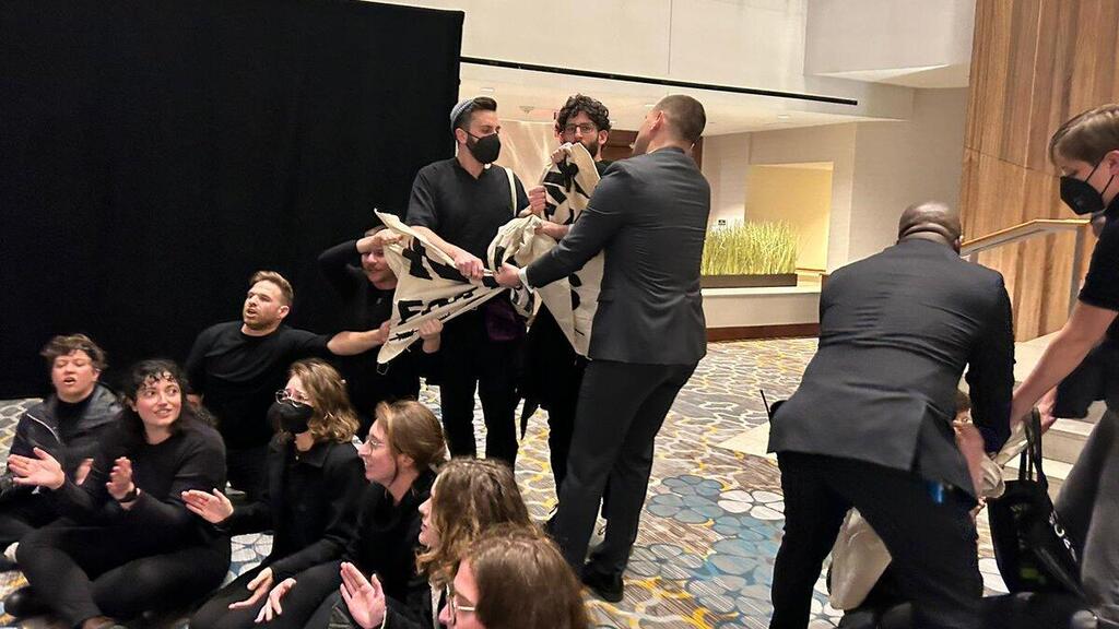 צילום: אורי ניר מפגינים נגד ביקורו של שר האוצר בצלאל סמוטריץ' בכנס הבונדס בוושינגטון