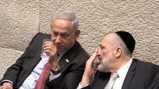 אריה דרעי ובנימין נתניהו במליאת הכנסת