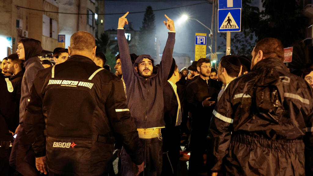 תומכי הרפורמה מול מתנגדיה, השבוע בבני ברק (צילום: רויטרס) מחאה מול ביתו של משה גפני