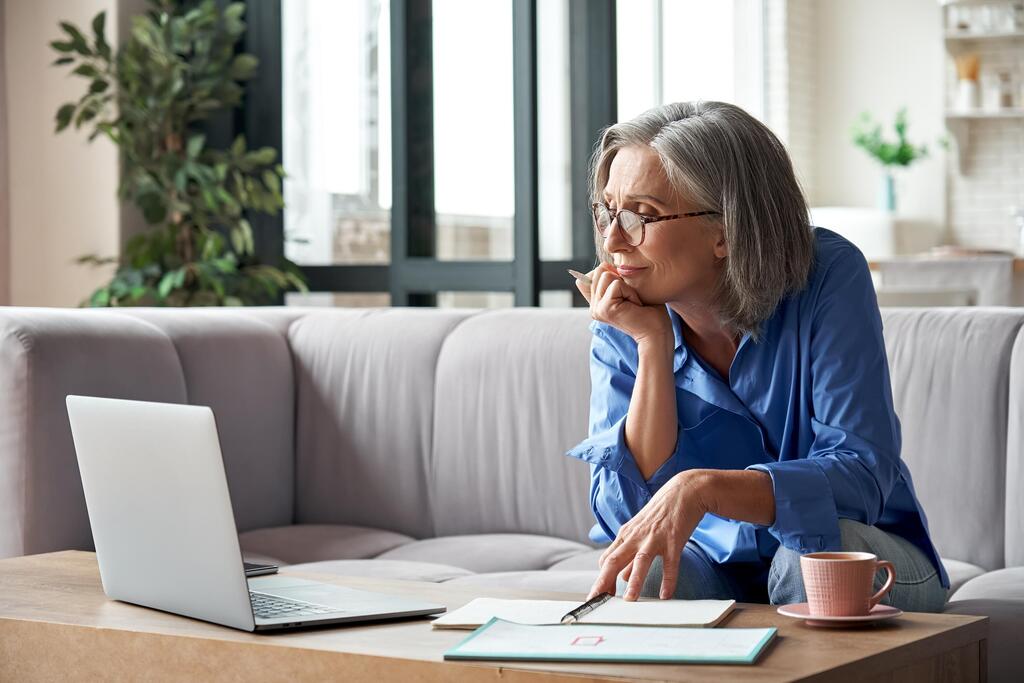 הפחיתו את מידת הבהירות של המסך ל־75% (צילום: shutterstock ) אישה מבצעת שיחה דיגיטלית דרך המחשב