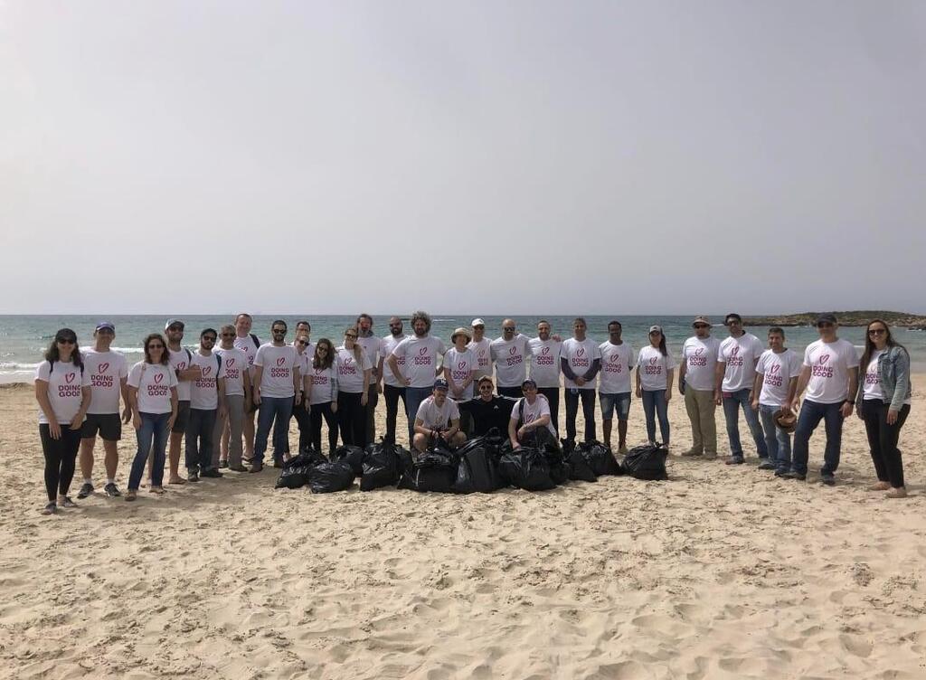 עמותת אקואושן בפעילות ניקיון חופים עם קבוצת עובדים מחברת רדימיקס