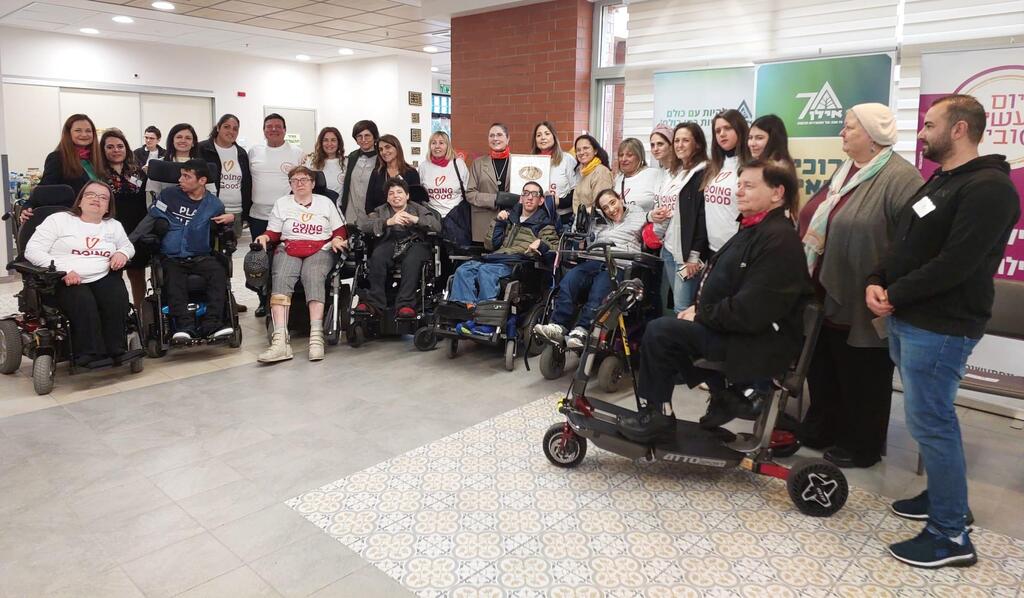 רעיית נשיא המדינה, מיכל הרצוג, עם עובדי בית הנשיא במרכז יום שיקומי ״בית אדליס״ של עמותת איל"ן