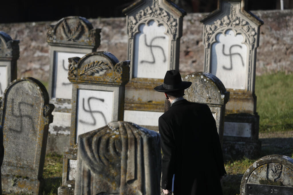 קברים יהודים הושחתו. אנטישמיות בצרפת