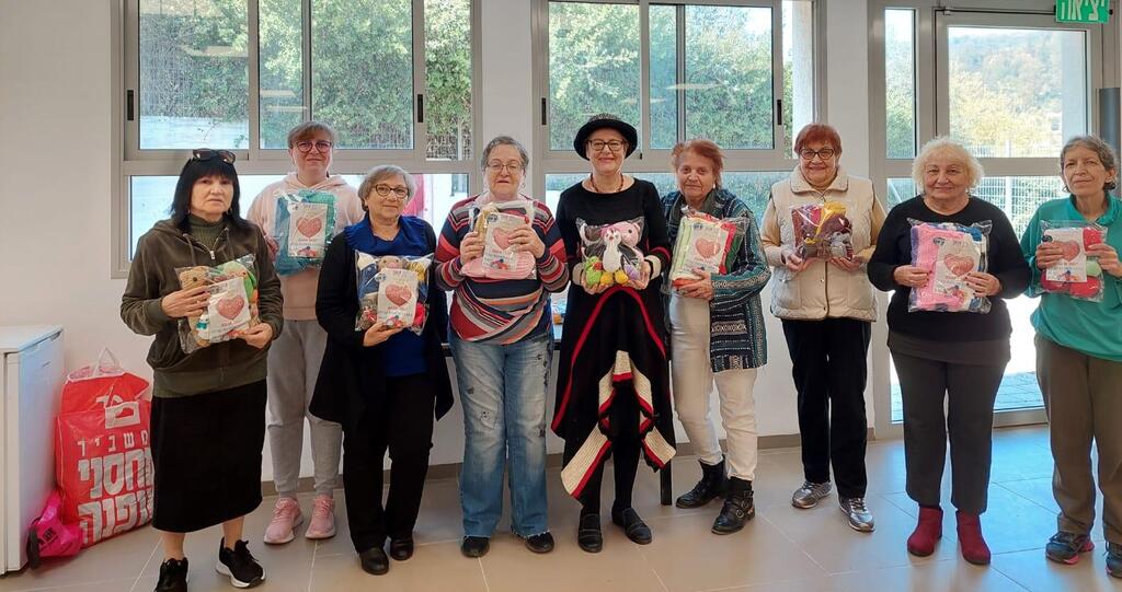 קבוצת סורגות בקהילה הכינו בובות שנתרמו לפגיה בבי"ח העמק (צילום: באדיבות עמותת רוח טובה) קבוצת סורגות בקהילה הכינו בובות שנתרמו לפגיה בבי"ח העמק