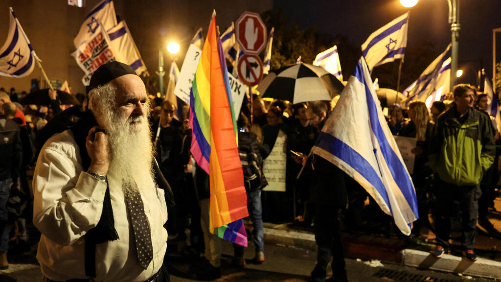 הפגנה מול ביתו של ח"כ משה גפני בבני ברק, לפני שבועיים (צילום: רויטרס) מחאה מול ביתו של משה גפני