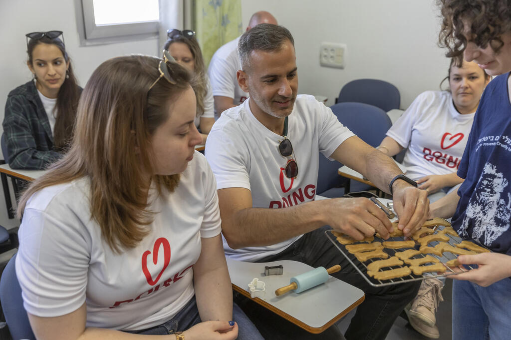 מתנדבים מחברת Varonis מכינים חטיפים לכלבים באגודת צער בעלי חיים בישראל תל אביב
