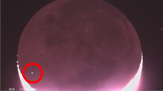 הפגיעה על הירח בצד שמאל למטה (בעיגול אדום)
