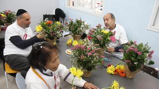 מועדון נ״ר (נגיש-רגיש, מועדון חברתי לנכים) קיים סדנת שזירת פרחים וחילק את הזרים למטופלים בבית החולים הלל יפה