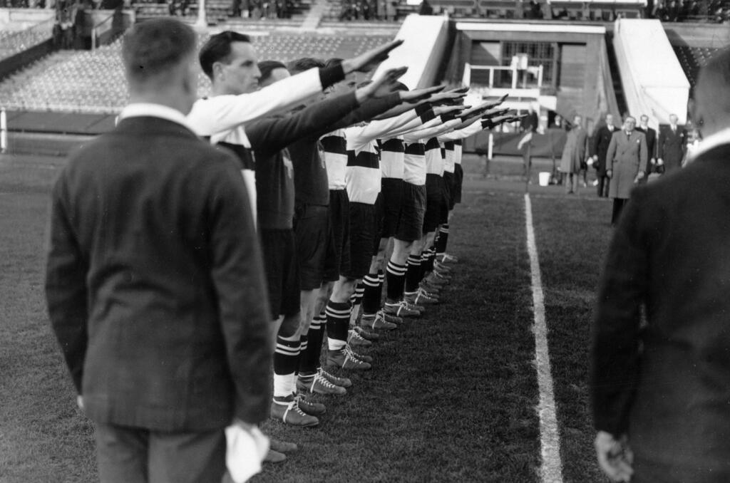 שחקני נבחרת האוניברסיטאות הגרמניות מצדיעים במועל יד לפני המשחק מול בריטניה בשנת 1937