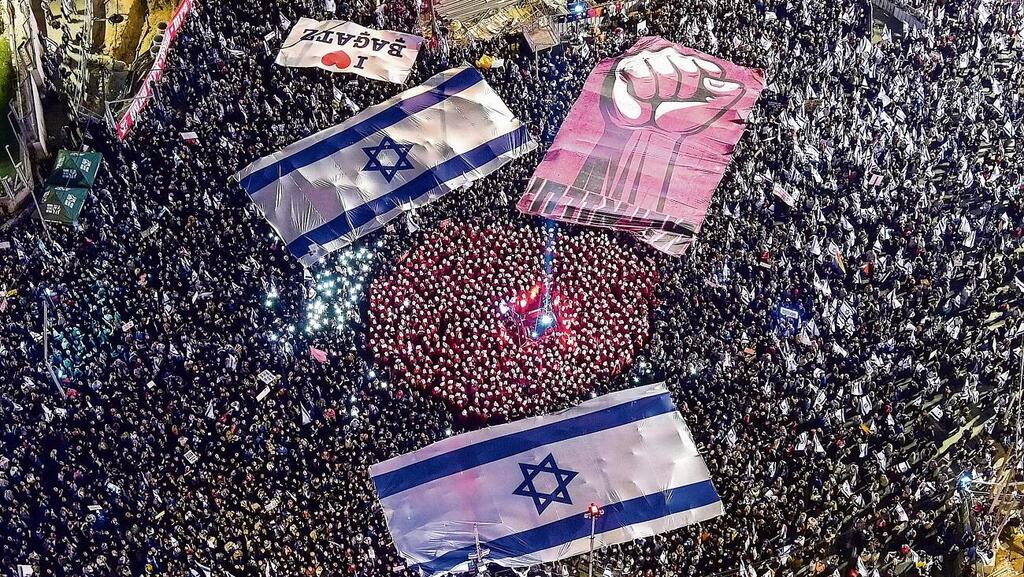 הפגנה בתל אביב נגד המהפכה המשפטית (צילום: רויטרס) המחאה ברחוב קפלן בתל אביב