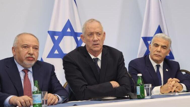לפיד, ליברמן וגנץ. האיבה שלהם לנתניהו ובן גביר גדולה, ולרעיון השאפתני של דרעי אין הרבה סיכויים להתממש (צילום: מוטי קמחי ) ראשי האופוזיציה בהצהרה לתקשורת
