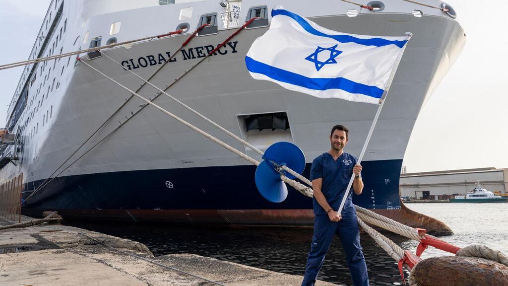 אחי קושניר נושא את דגל ישראל בגאווה כישראלי הראשון בהיסטוריה על סיפון האונייה גלובל מרסי