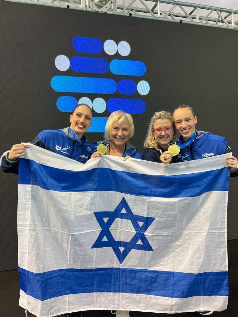 Ariel Nassee (left) and Shelly Bobritsky (right) with coaches Svetlana Blecher and Anna Tres (Photo: Israel Swimming Association) אריאל נשיא ושלי בובריצקי