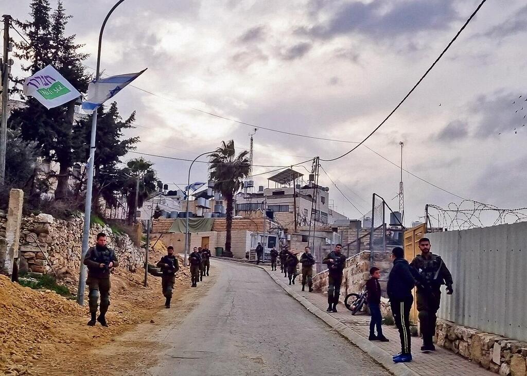 Alexei's company on the way to arrest a wanted person (Photo: B'tzelem) הפלוגה של אלכסיי בדרך למעצר מבוקשים