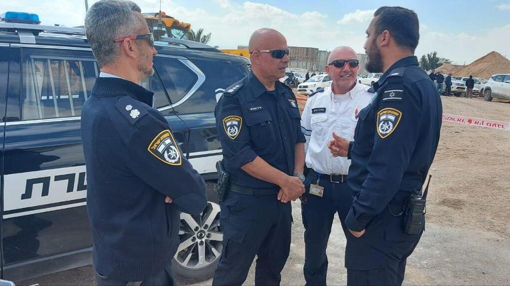 כוחות המשטרה בזירה סמוך ליישוב ספיר, הבוקר (צילום: דוברות המשטרה) זירת הרצח סמוך ליישוב ספיר בנגב