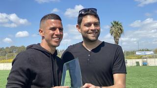 עומר ליבנת מעניק בשנה שעברה את אות ההגינות לעידן ורד