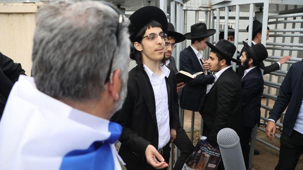חברי ארגון "אחים לנשק"  מנסים לשכנע חרדים להתגייס לצה"ל בבקו"ם