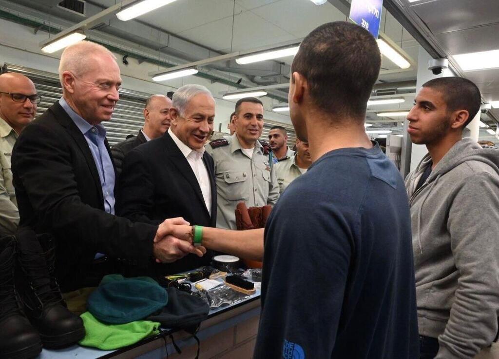 נתניהו וגלנט בשבוע שעבר. בסביבת רה"מ טוענים: "תגובה רפה נגד הסרבנות" (צילום: אריאל חרמוני) בנימין נתניהו, יואב גלנט ויניב עשור