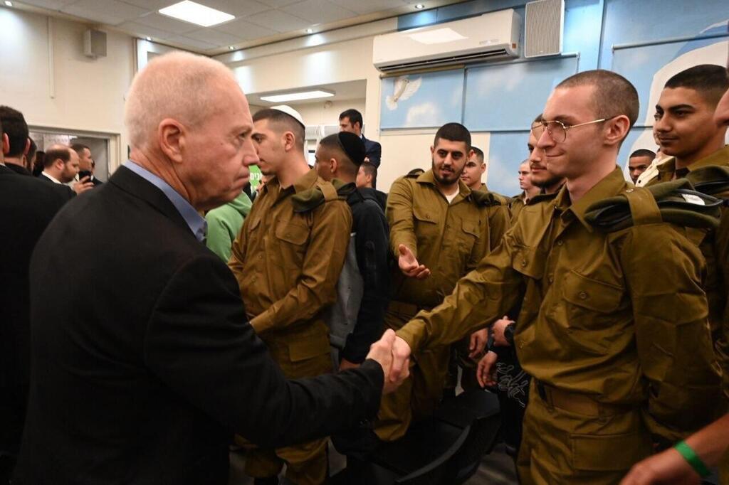 השר גלנט מברך מתגייסים לגולני. ''5,000 רוצים, רק 1,400 מקבלים'' (צילום: אריאל חרמוני) בנימין נתניהו, יואב גלנט ויניב עשור