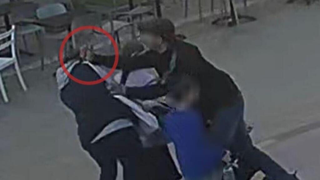 תקיפת האישה באמצעות סכין בנתניה (צילום: דוברות המשטרה) סיכול הפיגוע