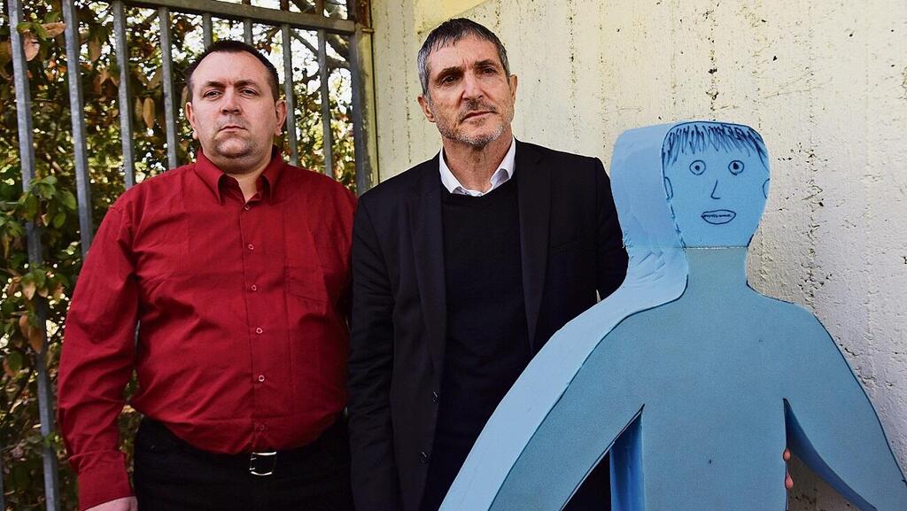 רומן זדורוב עם עורך דינו ירום הלוי. מתעקש על חפותו (צילום: אביהו שפירא) רומן זדורוב ועו"ד ירום הלוי עם בובה במידות תאיר ראדה ז"ל