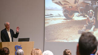האסטרונאוט ג'ף הופמן בהרצאתו בטכניון