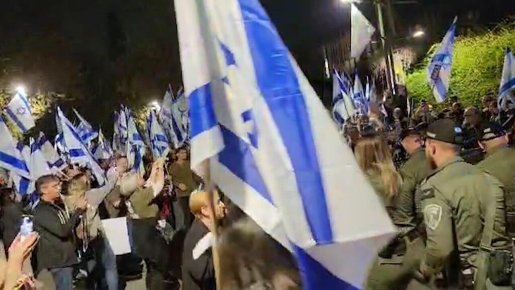 Protesters in Ramat Hasharon during Simcha Rothman visit מחאה ברמת השרון