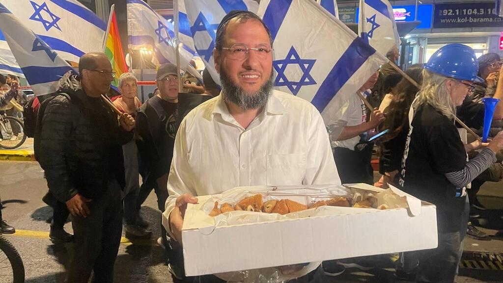 המקומיים חילקו גם אוזני המן למפגינים (צילום: רועי רובינשטיין) חרדים מכינים כיבוד ושתיה למפגינים בבני ברק
