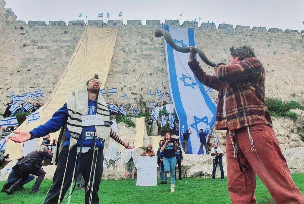 דגל ישראל ומגילת העצמאות על חומת העיר העתיקה 