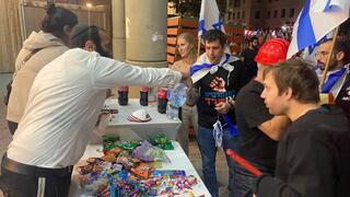 התושבים קיבלו את המפגינים עם אוכל, שתייה, ופרחים חרדים מכינים כיבוד ושתיה למפגינים בבני ברק