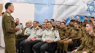 הרצי הלוי בלשכת הגיוס בתל השומר מדבר עם מתגייסים חדשים