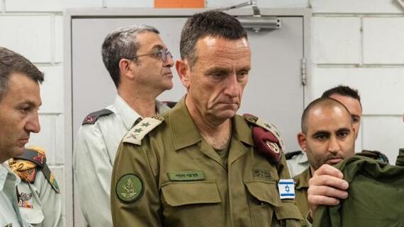 "כמעט לא ישן בלילה". הרמטכ"ל הרצי הלוי (צילום: דובר צה"ל) הרצי הלוי בלשכת הגיוס בתל השומר מדבר עם מתגייסים חדשים