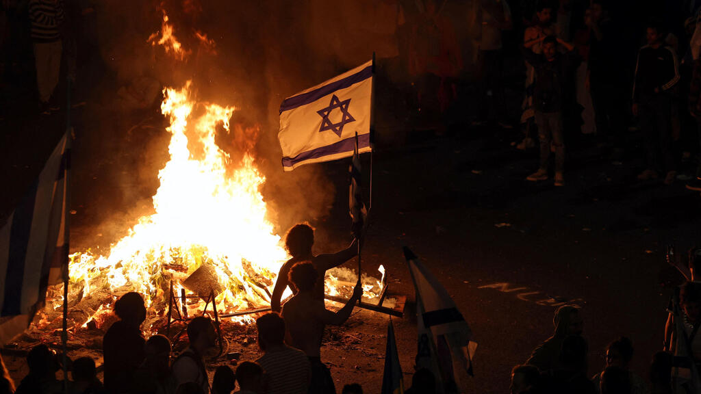 רבבות הפגינו ברחבי הארץ לאחר פיטוריו של גלנט, באיילון הציתו מדורות (צילום: AFP) ההפגנה באיילון