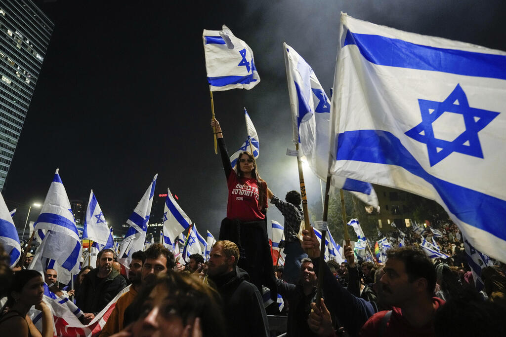 ההפגנה התארגנה באופן ספונטני ועשרות אלפים הגיעו לנתיבי איילון (צילום: AP) ההפגנה באיילון