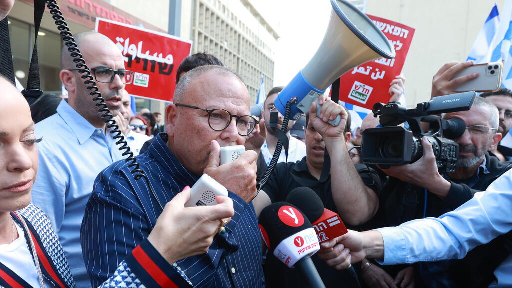 לחץ על יו"ר ההסתדרות, לפני ההצבעה על ביטול עילת הסבירות (צילום: שאול גולן) ארנון בר דוד מדבר עם מפגינים לאחר מסיבת העיתונאים