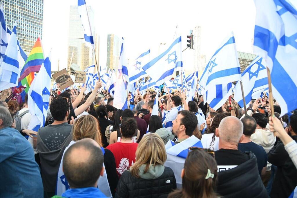 מפגינים נגד מהפכה המשפטית בתל אביב. כהן: "בישראל יש חופש דעה ומחאה" (צילום: יאיר שגיא) הפגנה בקפלן, תל אביב