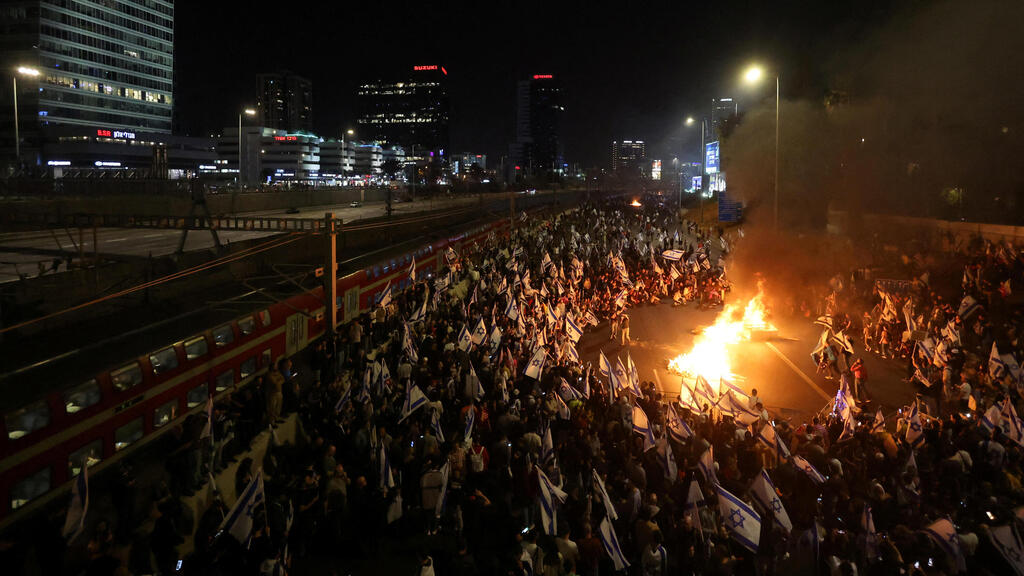 הפגנה ב איילון מדורה מפגינים מחאה חוסמים לאחר הפיטורים של יואב גלנט