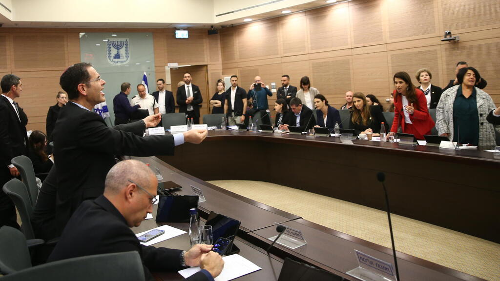 ועדת החוקה. החקיקה לא הושלמה, הדיונים כאילו הושלכו לפח (צילום: אלכס קולומויסקי) ועדת החוקה, חוק ומשפט