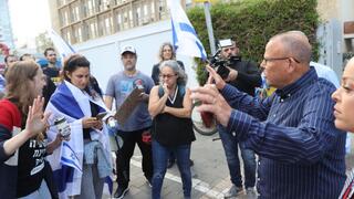 ארנון בר דוד עם המפגינים לפני הצהרתו לתקשורת