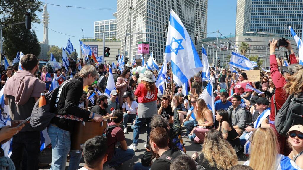 חסמו את איילון כמה פעמים. המפגינים בתל אביב (צילום: דנה קופל) הפגנה בקפלן, תל אביב