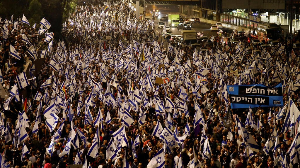 Hundreds of thousands protest against the government judicial overhal (Photo: Yariv Katz) הפגנה ב איילון מדורה מפגינים מחאה חוסמים לאחר הפיטורים של יואב גלנט