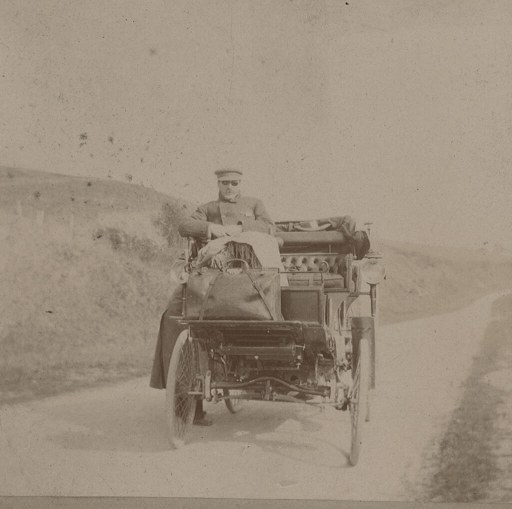 Moise Camondo in his first car (Photo: Les Arts Décoratifs) מואיז קמונדו נוהג במכוניתו הראשונה