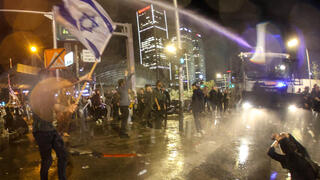 המשטרה מפעילה מכת''זית על המפגינים בהפגנה על ההפיכה המשפטית בתל אביב