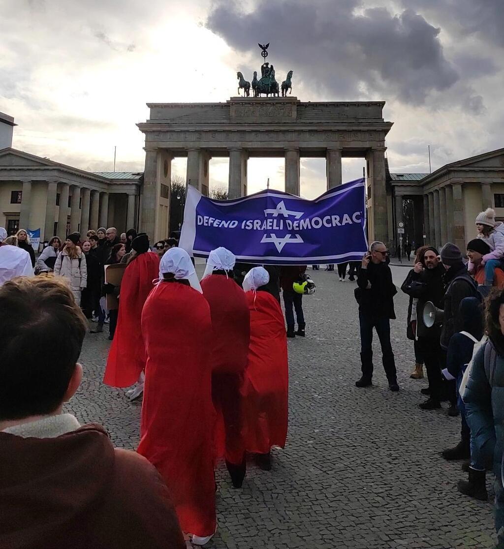 מפגינים על ההפיכה המשפטית בברלין, גרמניה
