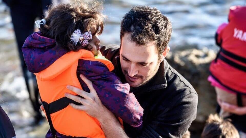 יותם פוליצר בחילוץ של ילדה סורית בלסבוס, יוון