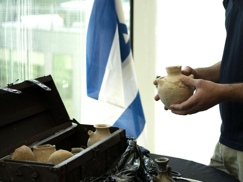 חלק מהעתיקות שנמצאו והועברו לרשות העתיקות (צילום: יולי שוורץ, רשות העתיקות) חלק מהעתיקות שנמצאו והועברו לרשות העתיקות